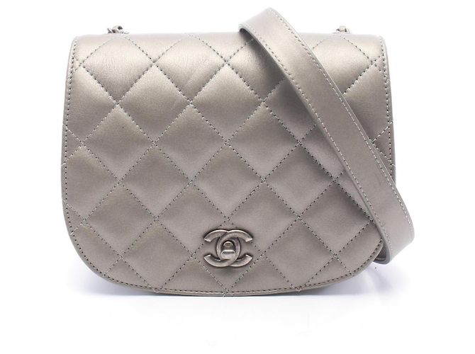 Bolsa de Ombro Chanel Matelassé Round Flap Small Marrom