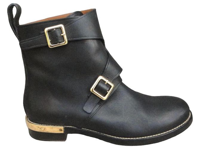 Botas de cano curto Chloé em couro preto com fivelas douradas