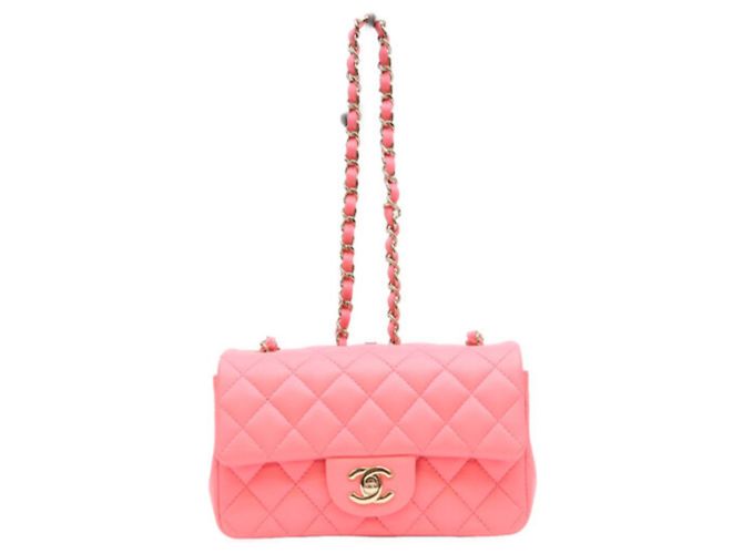 Bolsa de Ombro Chanel Mini Matelassé em Pele de Cordeiro Rosa