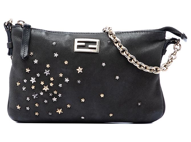 Fendi Bolsa transversal mini de couro preto com estrelas de tachas e corrente