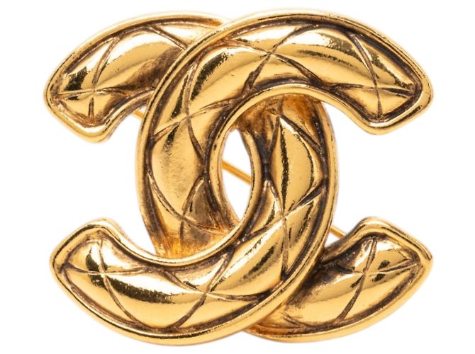 Broche Chanel Gold CC acolchoada banhada a ouro Dourado