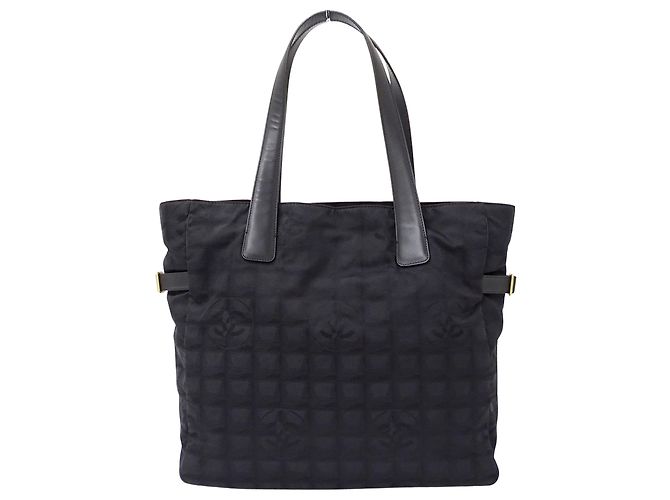 Bolsa Tote Chanel em nylon preto com ferragens douradas