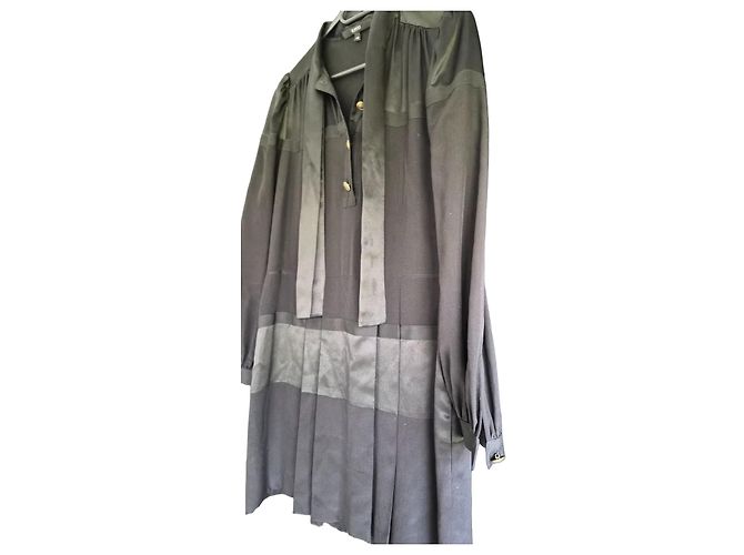 Gucci Schwarzes Seidenkleid mit Plissees