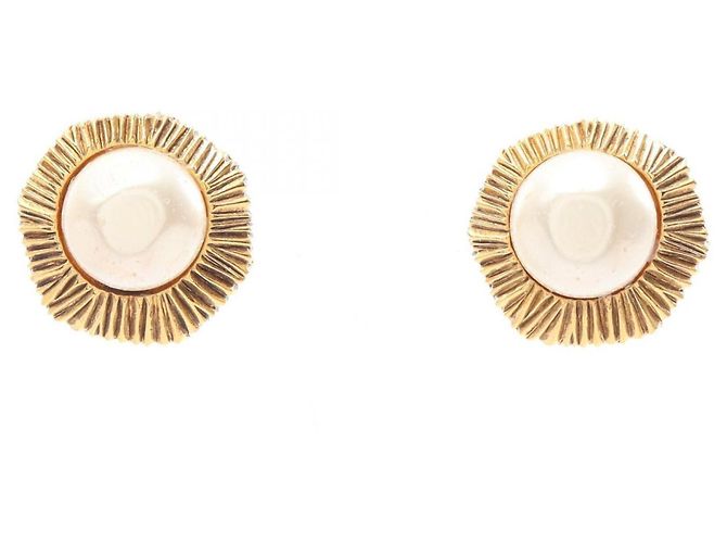 Brincos de clip Chanel banhados a ouro com pérola artificial Branco Dourado