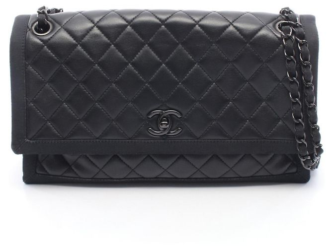 Bolsa de Ombro Chanel Matelassé Preto