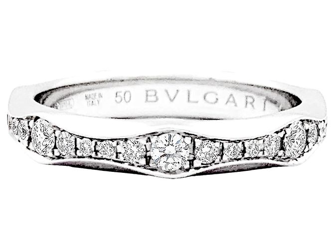 Anel Bulgari "Infinito" em platina e diamantes.
