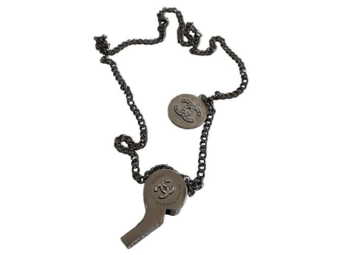 Colar apito Chanel Hardware prateado