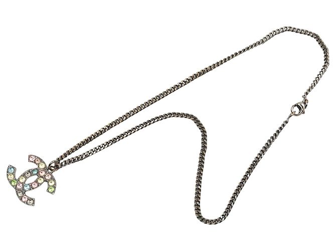 Colar com pingente Chanel Silver CC em latão e strass Prata