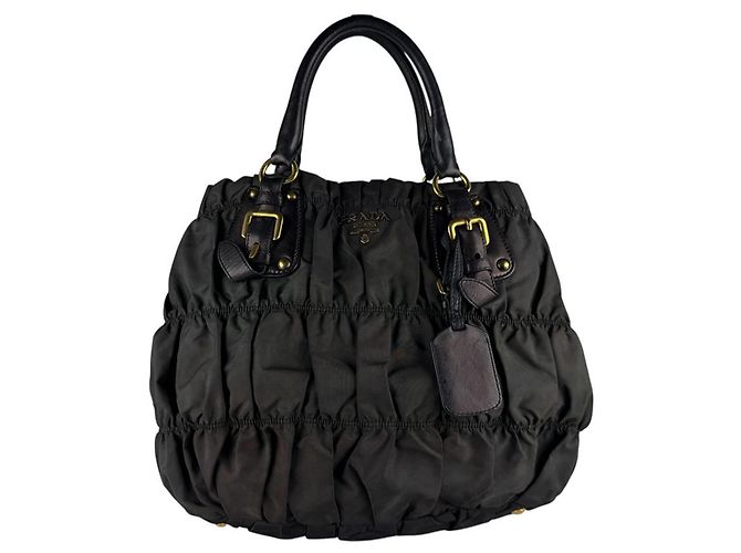 Borsa in nylon e pelle Prada nera e verde Nero