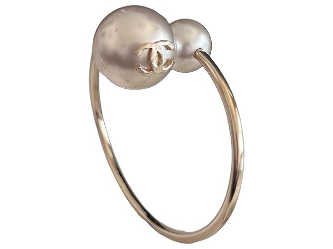 Bracciale rigido Chanel con perle e logo CC Bianco D'oro 
