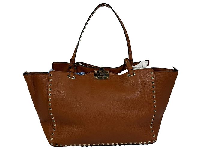 Valentino Garavani Sac cabas Valentino Light Cuir Rockstud Trapeze en cuir marron Rouge 