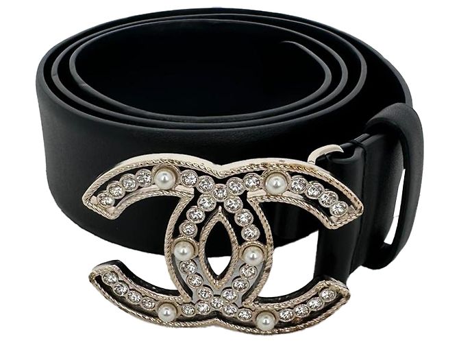 Timeless Cinturón Chanel de cuero negro con hebilla CC adornada con perlas falsas