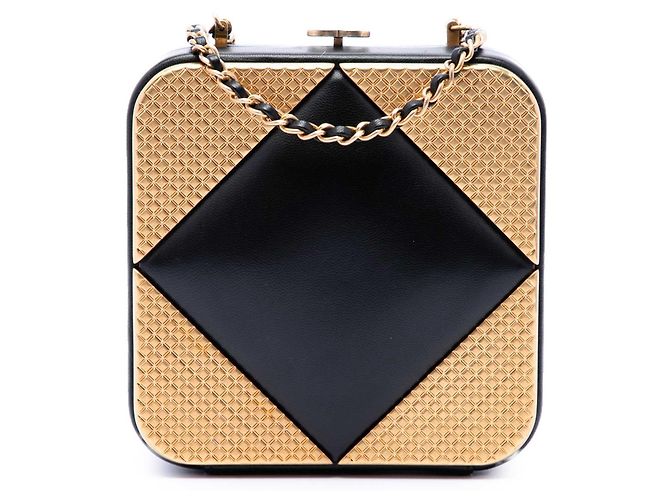 Clutch quadrada Chanel em pele de cordeiro preta com CC e metal e corrente
