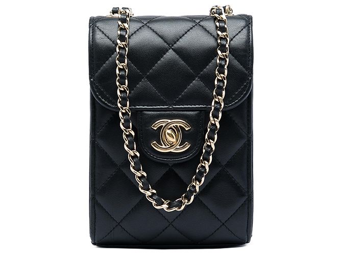 Porta-celular Chanel Black CC em couro de cordeiro matelassê com corrente Preto