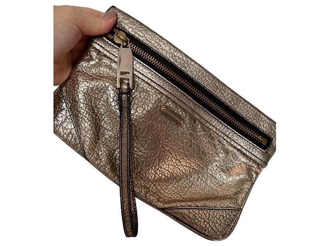 Burberry Clutch de Couro Metálico