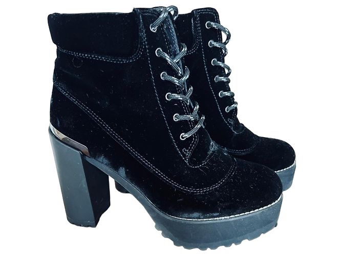 Stuart Weitzman Botas de plataforma em veludo preto