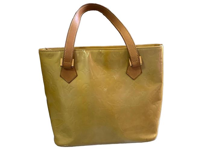 Louis Vuitton Monogram Vernis Reade Amarillo