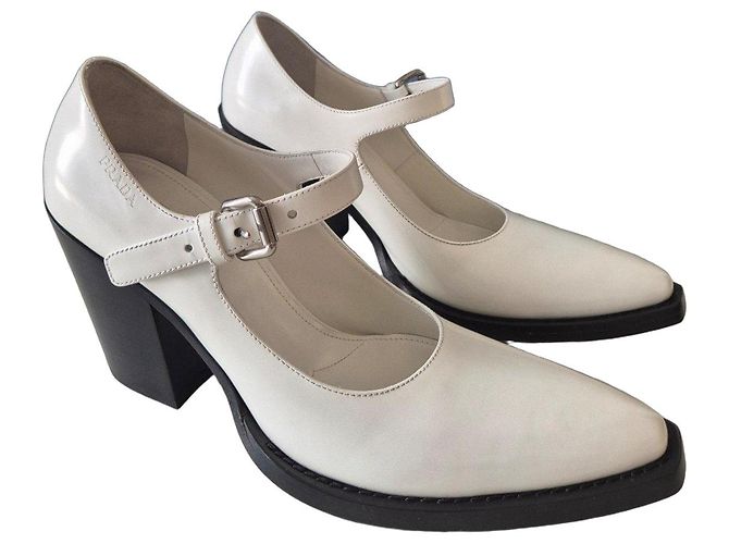Prada Escarpins Mary Jane em couro branco