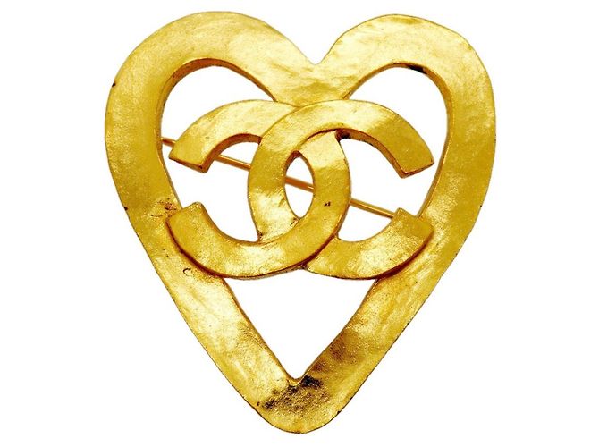 Broche Chanel con motivo de corazón chapado en oro Dorado
