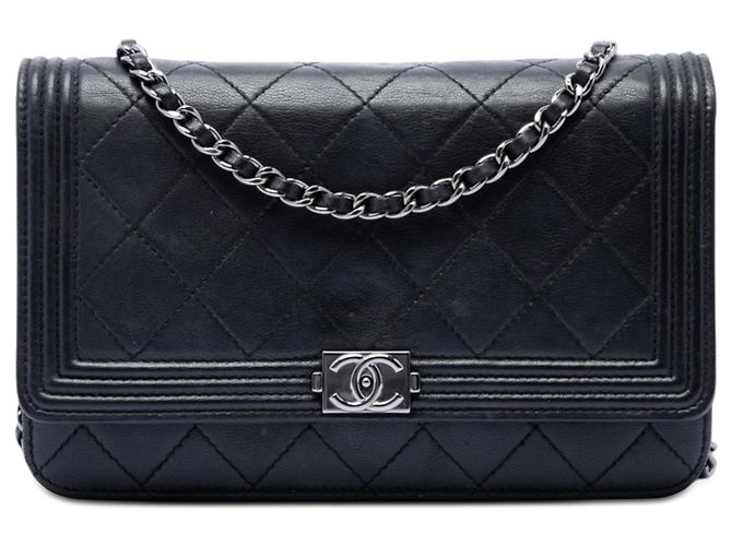 Carteira Chanel Boy em pele de cordeiro acolchoada preta com corrente Preto