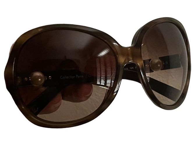 Gafas de sol Chanel con detalles de perlas Castaño