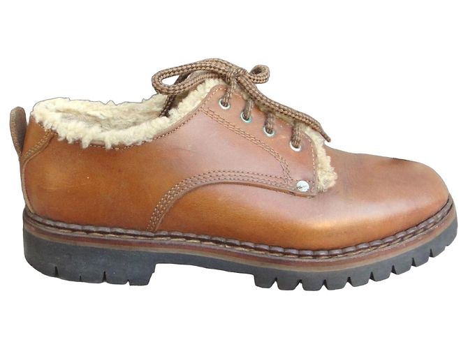 Autre Marque Botas baixas de couro marrom forradas com pele de carneiro