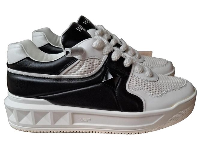 Valentino Garavani Baskets One Stud Noir Blanc