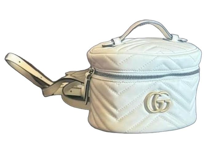 Mochila Gucci Marmont em couro branco acolchoado