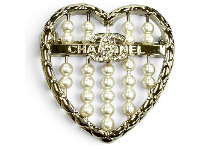 Broche Coco Mark Matelassé Heart da CHANEL Branco Dourado