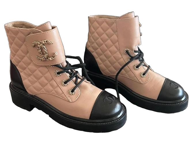Chanel Botas de combate em couro matelassê Bege e Preto