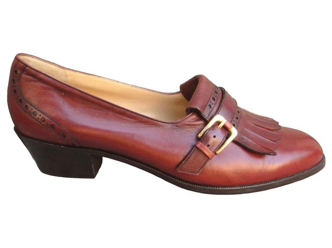 Bally Sapatos de couro marrom com franjas e fivela para mulher