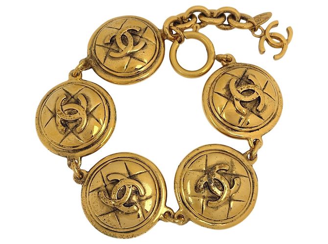 Bracciale con charm Chanel placcato oro D'oro