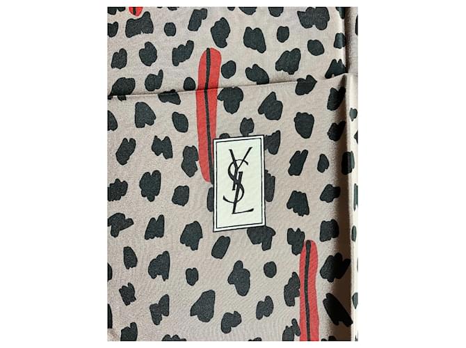 Foulard en soie Yves Saint Laurent Imprimé Léopard Noir Rouge Beige 