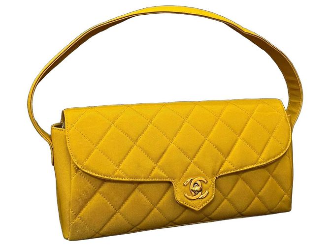 Chanel Bolsa de Ombro Acolchoada Nylon Amarela Amarelo