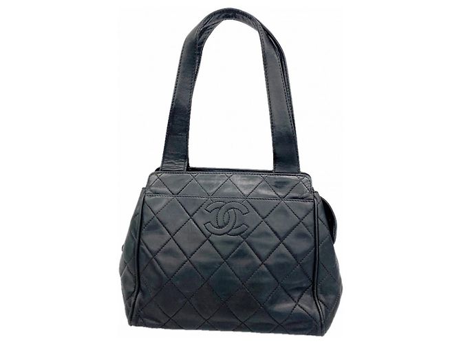 Chanel Matelassé Lammfell Handtasche Schwarz