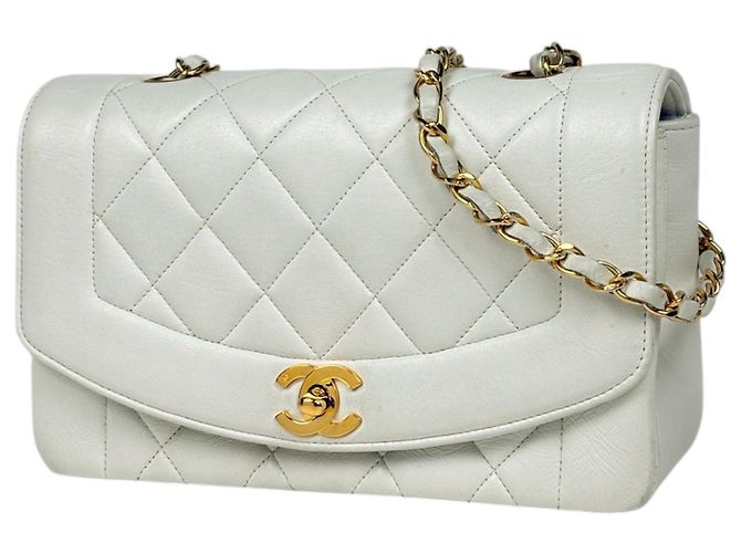 Bolsa de Ombro Chanel Diana Matelassé Branco