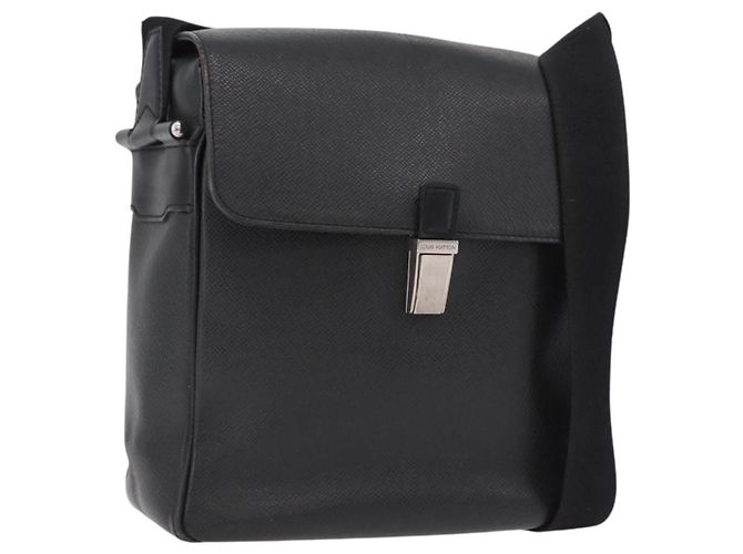 Louis Vuitton Yaranga Messenger Taiga Leather Medium Nero