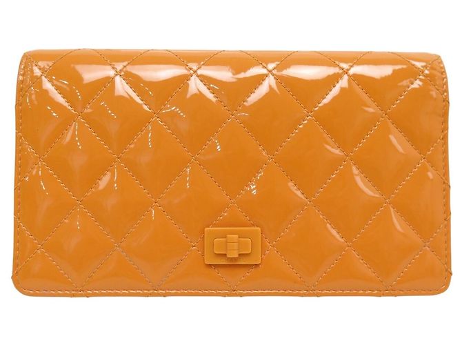Cartera CHANEL BOY de piel de charol acolchida naranja