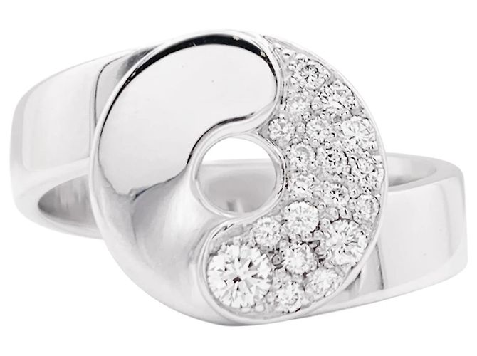 Anello Dinh Van "Double Sens" in oro bianco e diamanti.