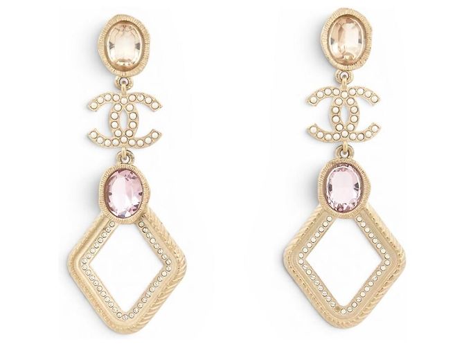 BRINCOS PENDENTES CHANEL LOGO CC COM PÉROLAS E STRASS DOURADOS