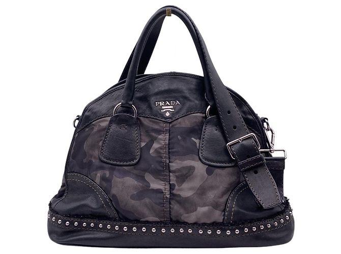 Prada Bolsa de mão de nylon camuflado cinza e preto com tachas de 2 vias