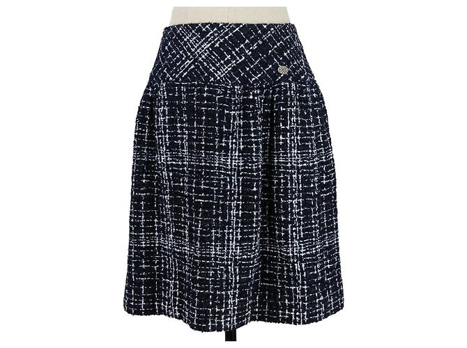 Falda de tweed con estampado y placa Coco de Chanel Azul