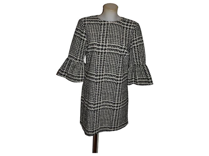Zara Kleid mit Glockenärmeln und Karomuster Schwarz Weiß