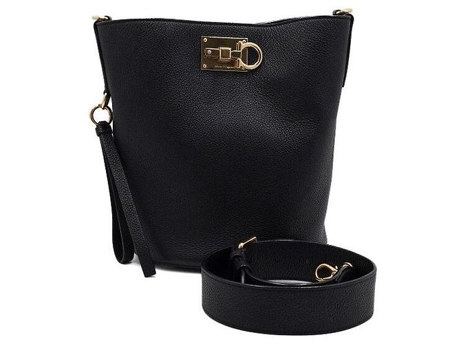 Salvatore Ferragamo Borsa a secchiello Studio in pelle granulata nera, borsa a tracolla Nero