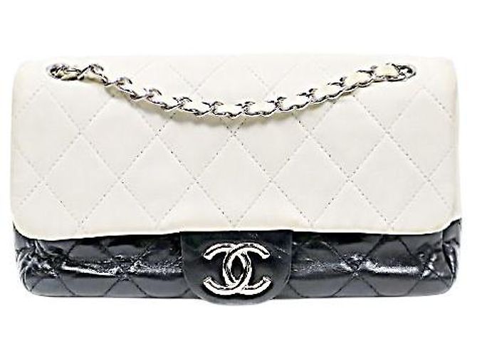 Chanel Bolsa de ombro com aba acolchoada e corrente branco preto