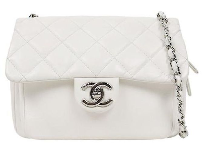 Chanel Bolsa de ombro com aba acolchoada branca Branco