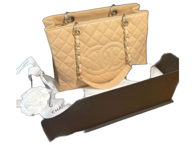 Bolsa tote Chanel em couro caviar bege