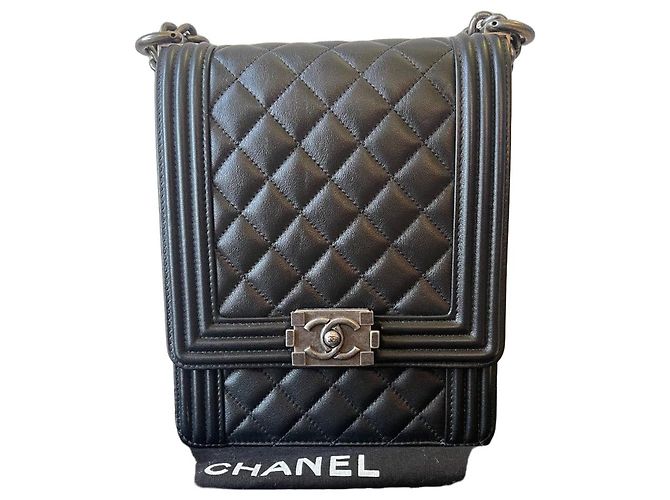 Borsa Chanel Boy Medium in pelle d'agnello nera Nero