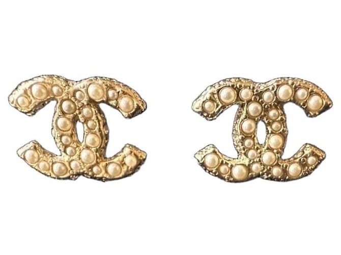 Orecchini a lobo Chanel CC con perle e tono oro Bianco D'oro