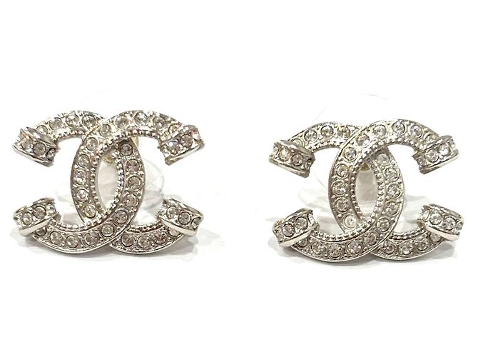Pendientes de botón Chanel bañados en oro con strass